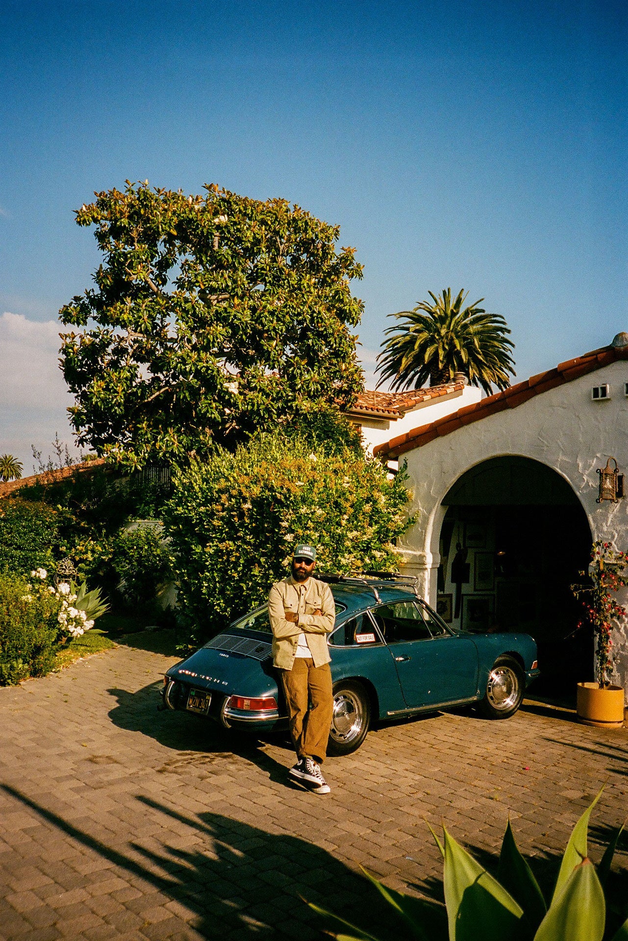 Aaron Ashton leaning against his Porsche 912.